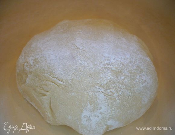 Если тесто липнет к рукам, добавляем столовую ложку муки. Обдаем кипятком кастрюлю, вытираем насухо и укладываем наше тесто, слегка присыпав дно кастрюли и само тесто сверху мукой, накрываем полотенцем и оставляем на полчаса. 