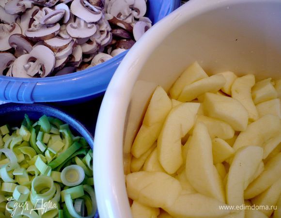 Грибы обтираем бумажным полотенцем, подрезаем кончики ножек и режем грибы на пластинки. Лук порей, вернее светло-зеленую его часть, разрезаем вдоль на несколько частей и нарезаем каждую поперек не очень мелко. Яблоки очищаем от кожуры, режем на четвертинки, извлекаем сердцевинку, каждую четвертинку разрезаем еще на три ломтика. Сбрызгиваем частью лимонного сока. 