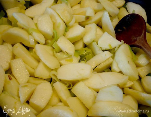 Духовку разогреваем до 220 градусов. Разогреваем на сковороде 2 столовые ложки оливкового масла и обжариваем на нем лук порей, добавляем яблоки вместе с оставшимся лимонным соком и цедрой, тушим около 5 минут, добавляем мед, хорошо перемешиваем, приправляем солью и перцем по вкусу. На другой сковороде разогреваем еще полторы столовой ложки оливкового масла, обжариваем до хрустящей корочки грибы, солим и перчим по вкусу. Соединяем с яблоками.