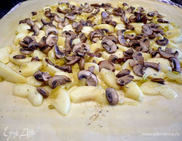 Выкладываем начинку, оставляя свободными по краям примерно по пять сантиметров, у меня получилось чуть больше, из-за чего тесто по краям ощущалось достаточно явно, можно приготовить чуть больше начинки или распределить начинку более тонко по всему тесту. Солим начинку и перчим, посыпаем тимьяном и тархуном.