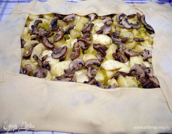 Свободные края теста укладываем на начинку.