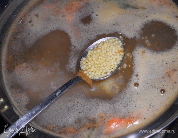 Закипятить воду 1.5 литра, добавить куриное мясо и пшено и варить 20 минут. Достать мясо, извлечь кости, а мякоть положить назад в суп.