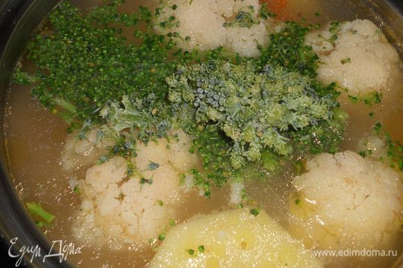 Добавить картофель и варить до готовности. Добавить соль и перец по вкусу, добавить капусту броколли и цветную, морковь, лавровый лист.