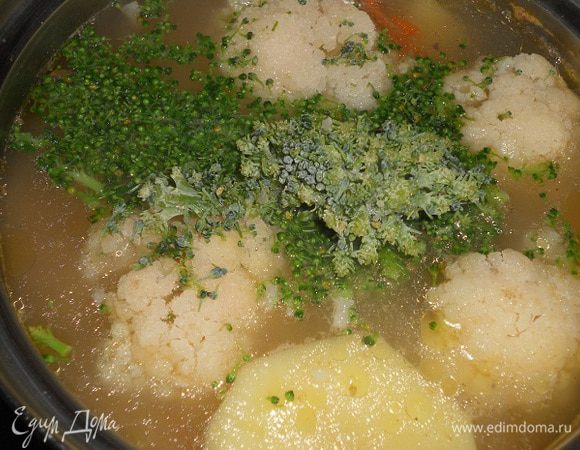 Добавить картофель и варить до готовности. Добавить соль и перец по вкусу, добавить капусту броколли и цветную, морковь, лавровый лист.