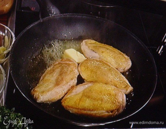 Духовку разогреть до 120°. Грудки обжарить с обоих сторон на разогретом  масле до золотистой корочки. Посолить, поперчить. 