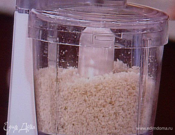 Булочку  превратить в крошку.