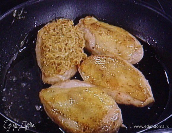 Мармелад смешать с горчицей, сметаной, добавить карри, соль и перец. С лайма снять цедру, выдавить сок, смешать цедру и сок с соусом и смазать  тёплые грудки со стороны шкурки горчично- мармеладным соусом.