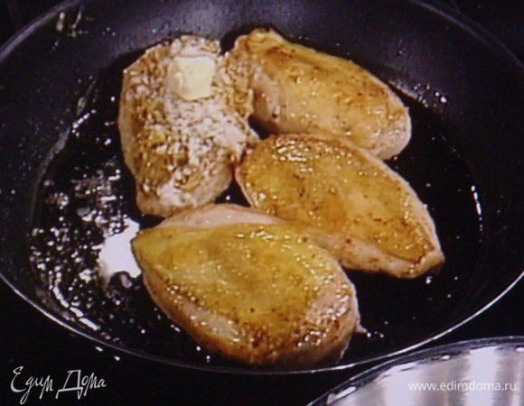 Посыпать сухарной крошкой ( по желанию в крошку можно добавить зелень, к примеру тимьян).