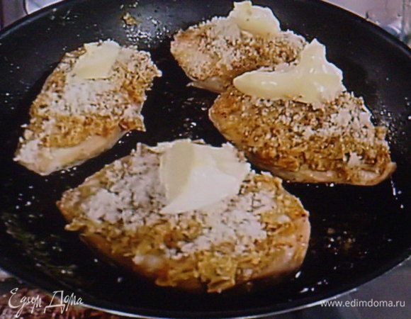 На каждую грудку положить по кусочку масла и отправить в духовку на 20 мин. Увеличить градусы в духовке  до  220  и  поставить грудки запеаться под грилем до золотистой корочки на 5 -10 мин. 