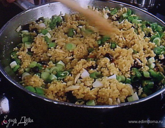 Кускус приправить солью, перцем,  соком и  цедой  1/2 лимона, оливковым маслом. 