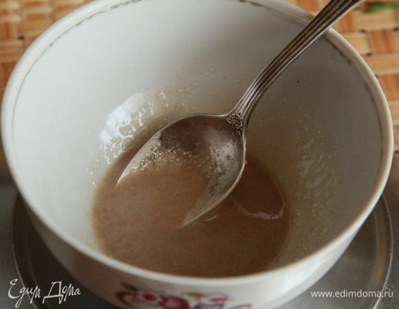 Растираем дрожжи с 1 чайной ложкой сахара