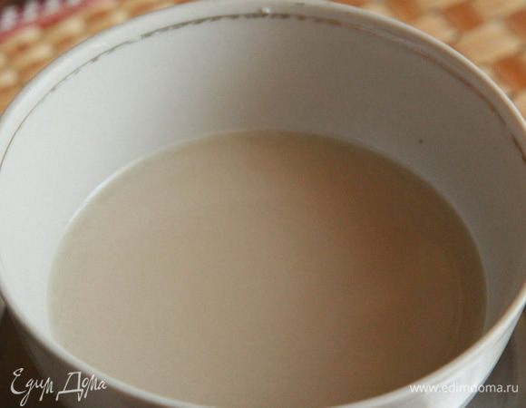 Добавляем немного теплой воды и перемешиваем до растворения сахара. Оставляем для активации