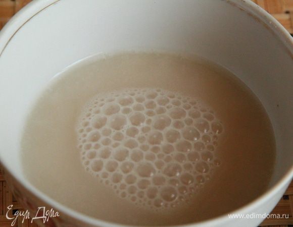 Дрожжи активировались приблизительно через 10 минут: появились пузырьки