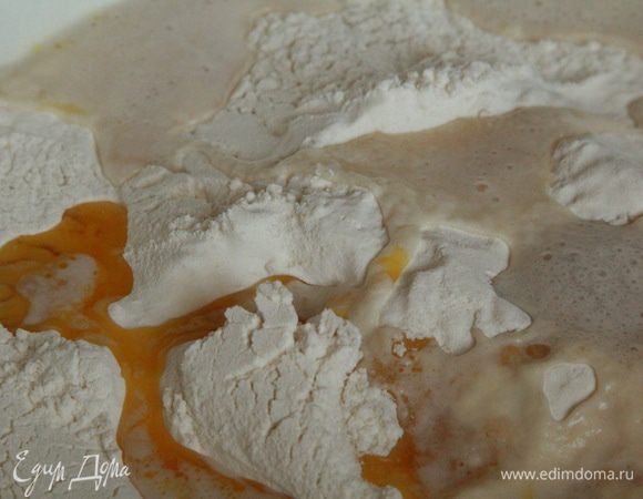 В муку добавляем дрожжи, оставшийся сахар, соль, масло (у меня нерафинированное кукурузное) и оставшуюся воду