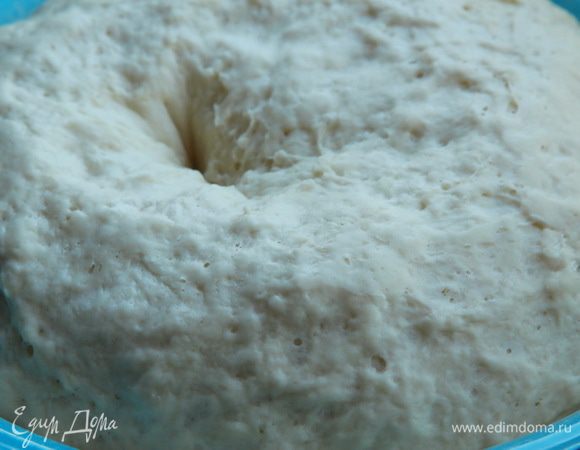 Снимаем пленку ударяем по центру теста кулачком, снова затягиваем пленкой и оставляем до увеличения в объеме