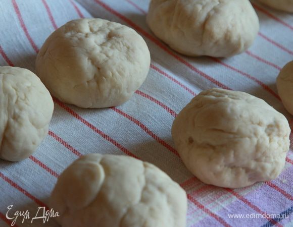 Разделываем тесто на кусочки, у меня получилось 10 штук по 80 грамм.