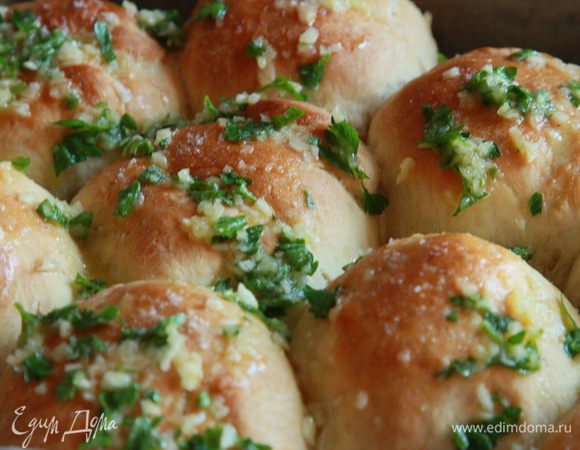 Пампушки зарумянились, вынимаем их из духовки и еще горячие поливаем заливкой. В это время стоит такой аромат... умереть-не-встать!