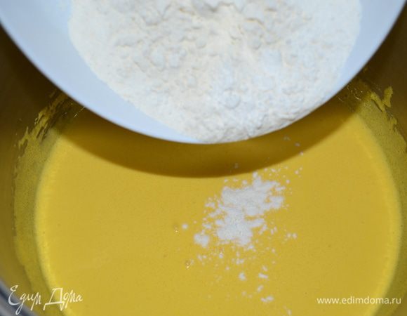Всыпьте к желткам просеянную муку и картофельный крахмал. И снова как следует перемешайте венчиком.