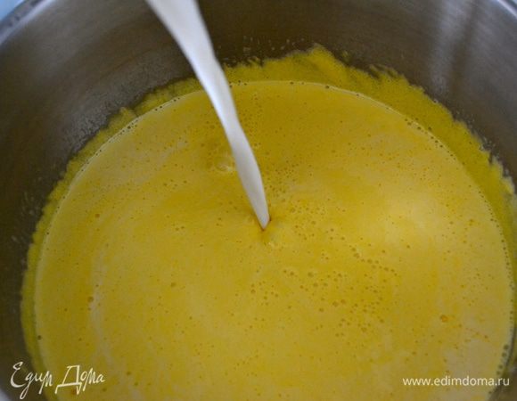 Теперь введите струйкой молоко комнатной температуры, а затем — сливки (тоже комнатной температуры).