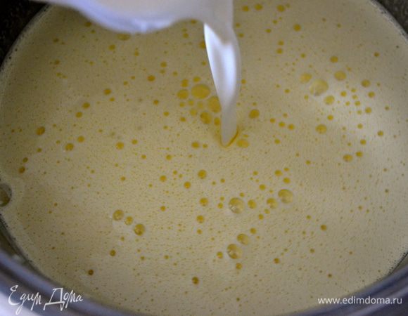 Все время мешайте крем.