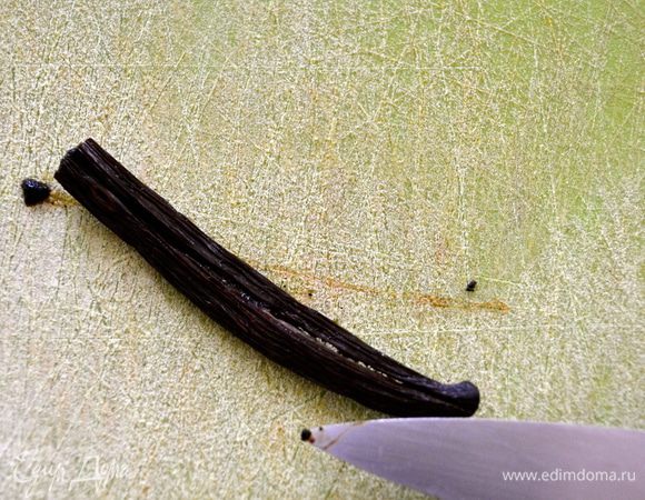 Надрежьте кончиком ножа ванильный стручок и достаньте семена. Положите семена и сам стручок в крем.