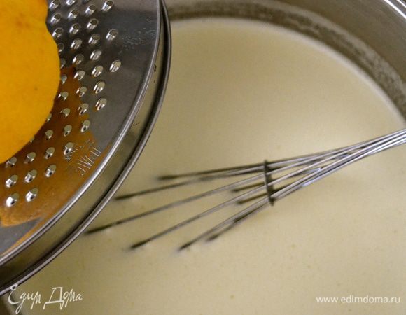 Добавьте тертую цедру с одного лимона.