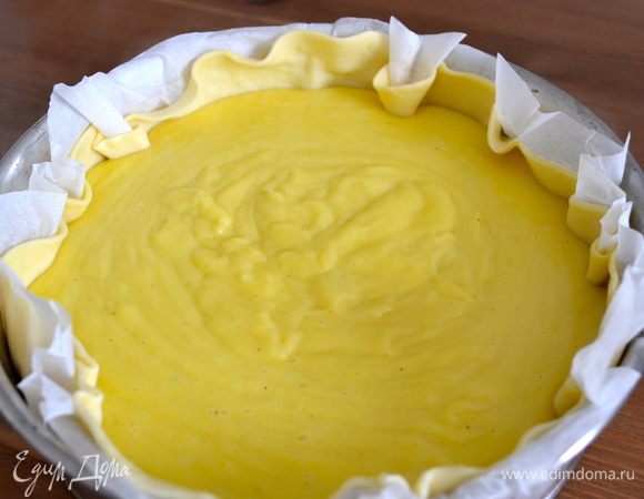 Осталось переложить осторожно крем в форму и поставить в духовку запекаться примерно на 50–60 минут.