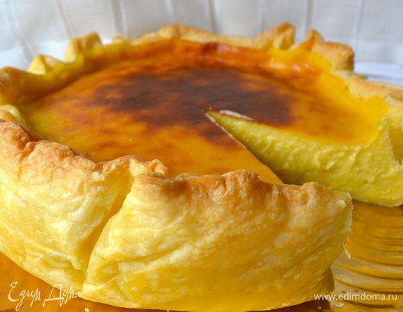 При выпечке верх флана зарумянится — это нормально, главное — смотреть, чтобы он, конечно, не сгорел. 