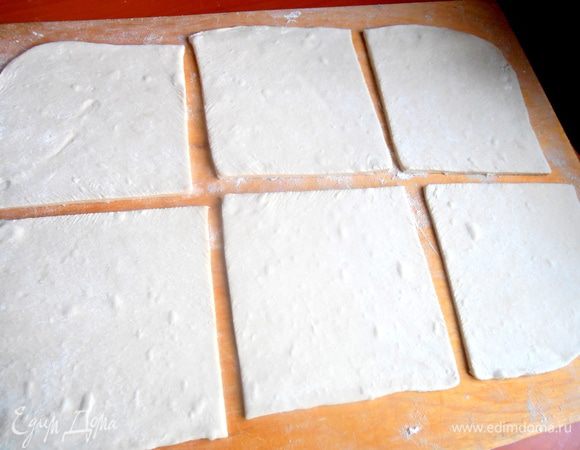 Нарезаем пласт теста на 6 квадратиков.