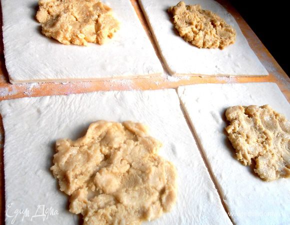 Теперь начинка! Наносим примерно столовую ложку пасты в центр и немного разминаем её (я боялась,что она "поплывёт" от мёда в духовке,но зря!).