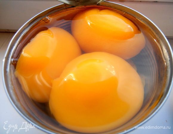 Открываем банку персиков в сиропе (вернее 7 половинок персиков!)...