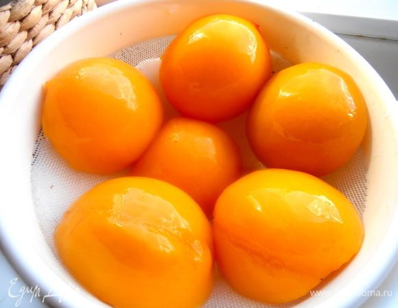 Выкладываем их на сито,чтобы весь сиропчик стёк...