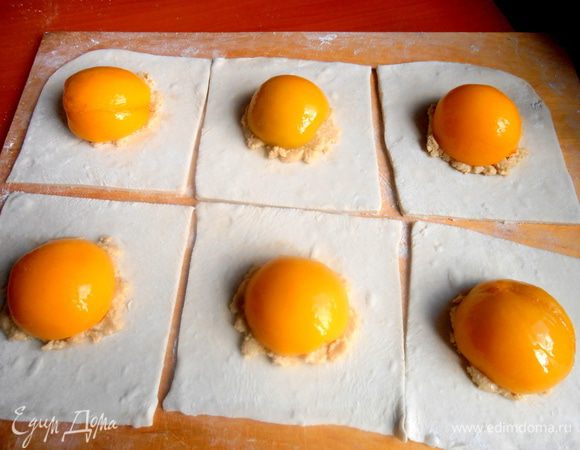 Сначала я положила каждую половинку персика на начинку-пасту! И стала думать, как мне дальше поинтересней оформить слоечку...