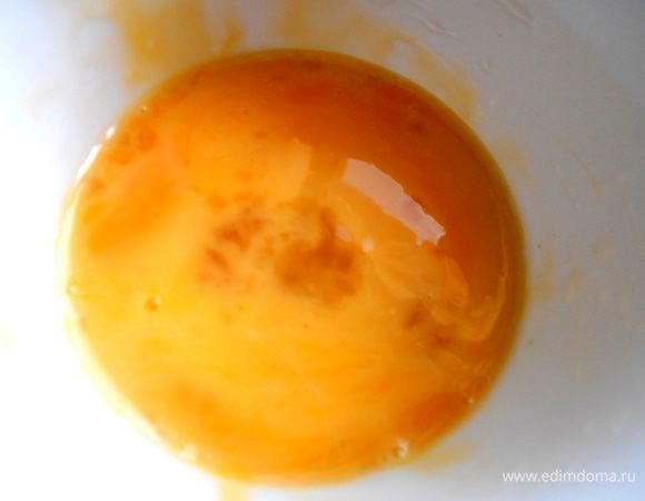 Взбиваем яйцо (или только желток) в чашке...