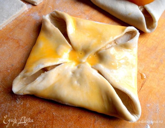 И смазываем кисточкой верх всех слоечек...