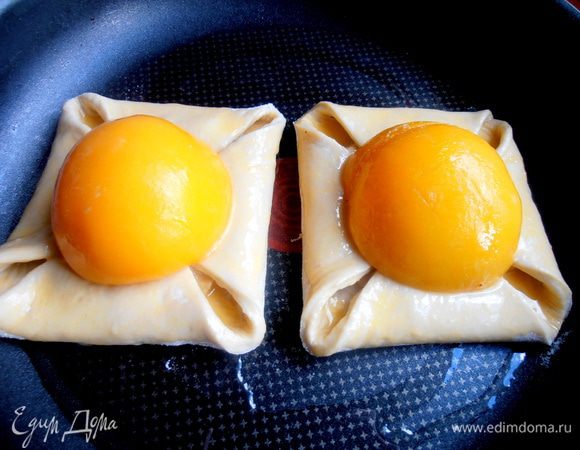 Переносим при помощи лопатки на смазанную форму...(я выпекала по два,чтобы они не теснились!)