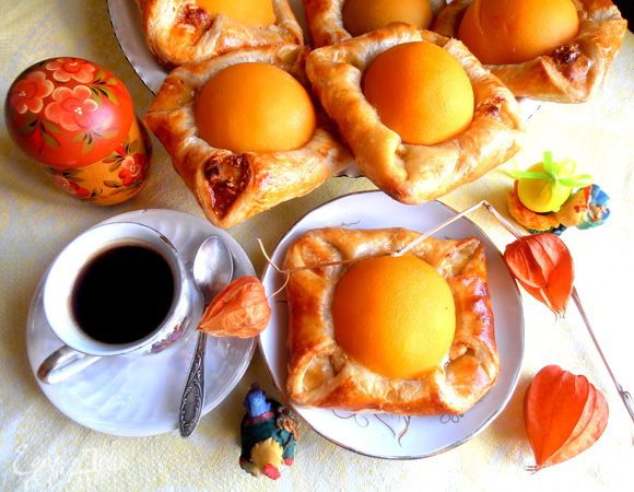 Нежная начинка на хрустящем основании..... Что может быть вкуснее слоёного теста в сочетании с орехами и фруктами?!!! 