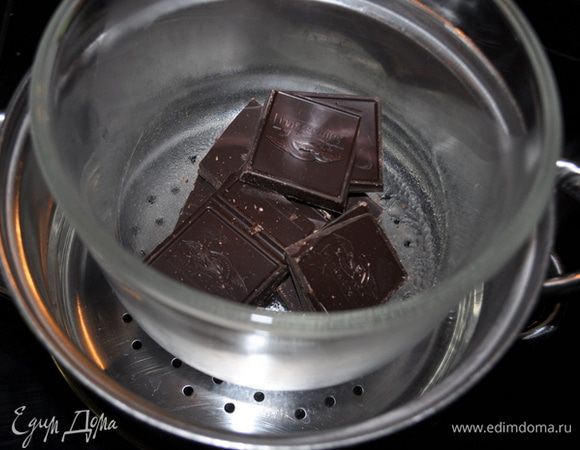 Шоколад растопим в начале темный на водяной бане.