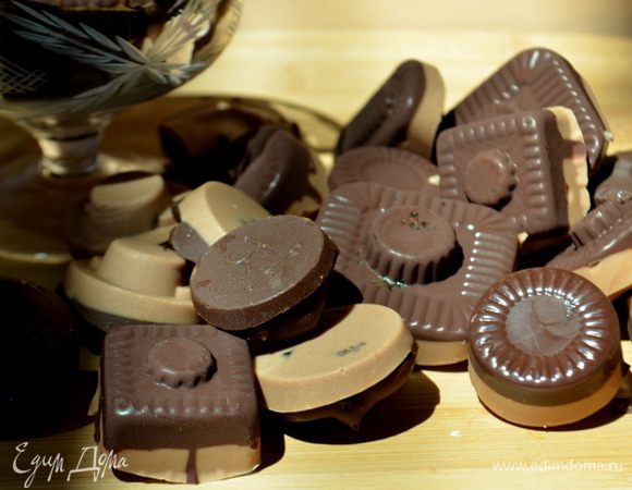 Растопим белый шоколад,я делала в той же емкости ,что темный шоколад поэтому он у меня потемнел слегка. Выложим поверх начинки ложкой. И поставим в холодильник на час или на ночь.
И угощаемся.