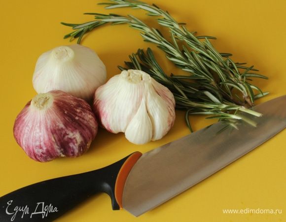Чеснок очистить от верхней сухой кожицы, розмарин промыть и обсушить.