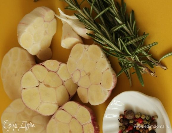 Разрезать каждую головку пополам (разрез должен быть сделан поперек, чтобы были разрезаны все зубчики, и чеснок передал свой аромат и вкус маслу)