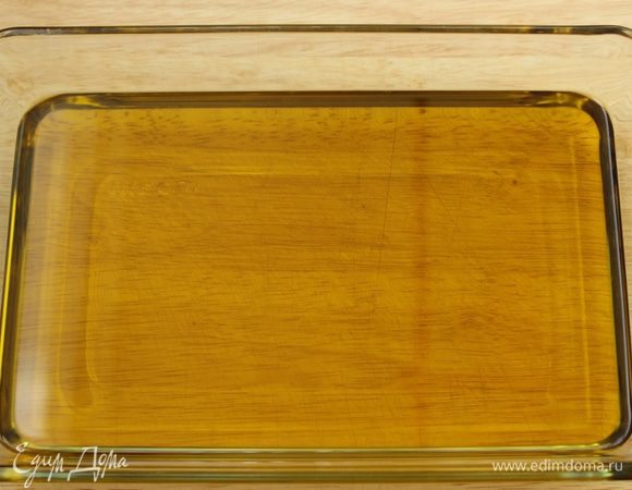 Налить в стеклянную  форму масло.