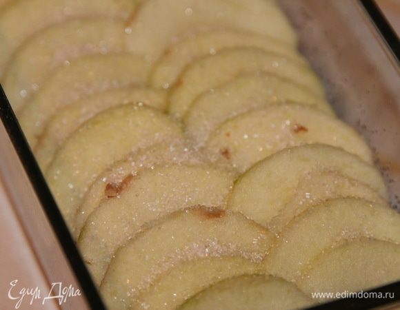 Чистим три яблока, говорят что "Семиренко", и режем очень тоненькими дольками. Укладываем следующим слоем густенько и присыпаем сахарком. Совсем чуть-чуть: