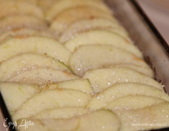 Еще один слой яблок и ванильный сахар совсем чуть-чуть