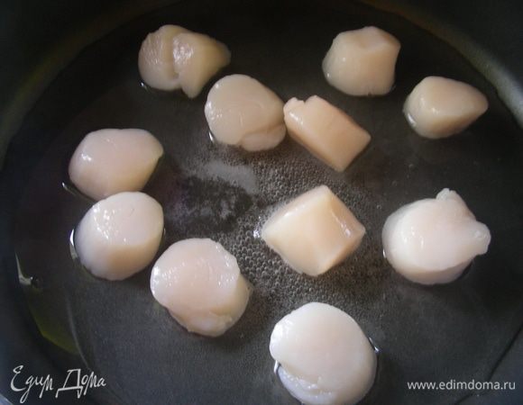 В сковороду вливаем белое вино и прогреваем его. Выкладываем туда гребешки и готовим их минуты по 3 с каждой стороны. Убираем с огня и оставляем остывать в белом вине. Когда гребешки остыли, убираем их со сковороды, а белое вино еще немного выпариваем (у меня осталось пара столовых ложек).
