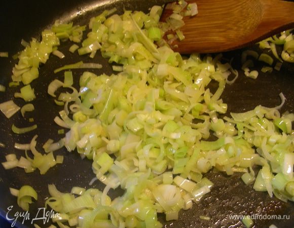 Лук-порей или шалот мелко режем и обжариваем на сливочном масле.  
