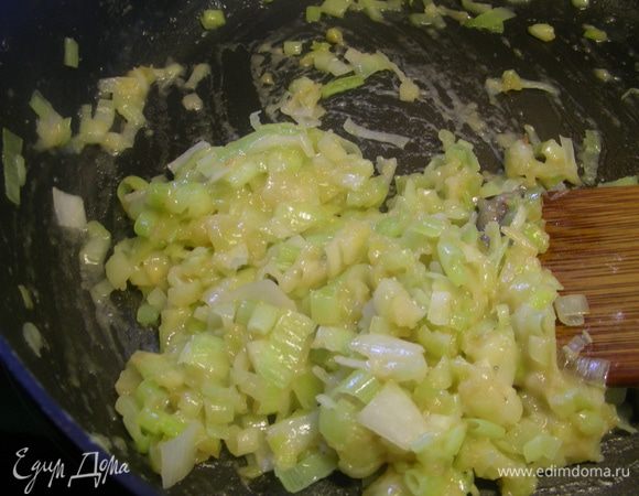 Добавляем муку и готoвим несколько минут, помешивая, чтобы избежать комочков. Затем добавляем выпаренное вино и готовим еще пару минут.
