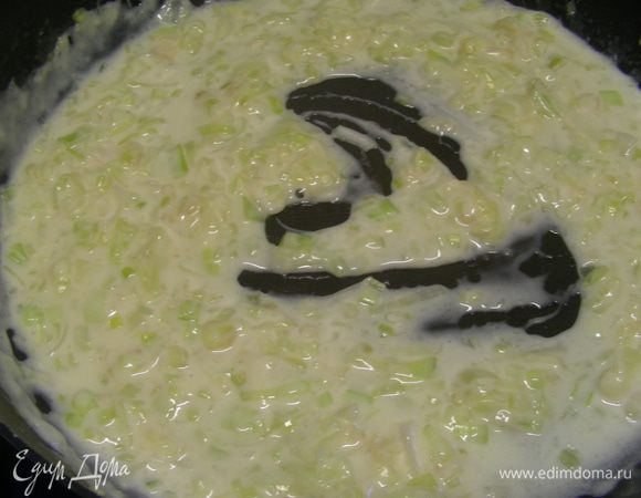 Потихонечку вливаем молоко, помешиваем. Готовим соус до загустения - минуты 3-5.
