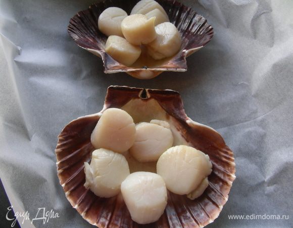 Сверху соус с луком-пореем.
