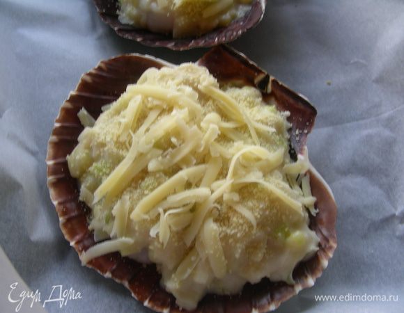 Посыпаем панировочными сухарями и сыром. Ставим в духовку 200 гр, а можно и под гриль, минут на 7-10 - до золотистой корочки.  